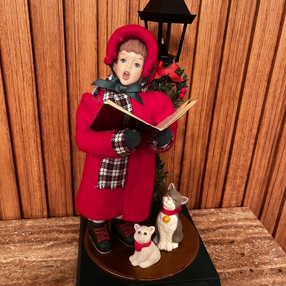 Vintage Dickens’ Collection  Smiles IND Girl Caroler GUC. Lights Up And Plays - Picture 9 of 11